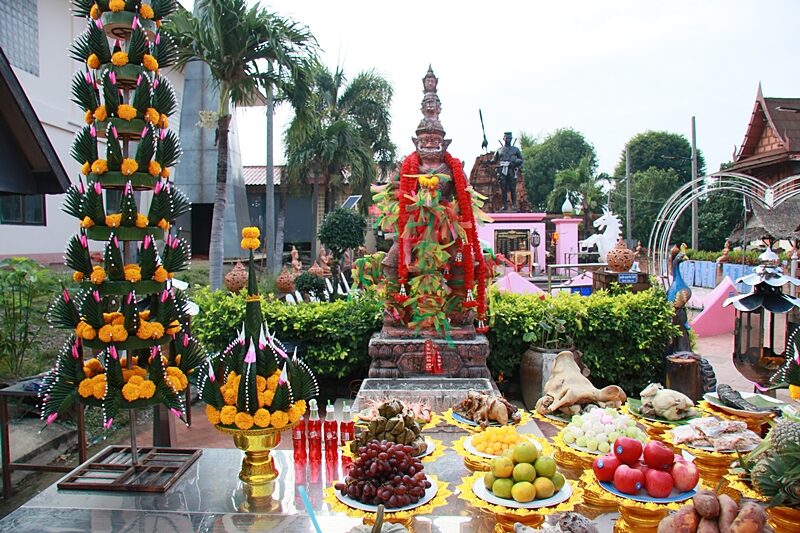 ชาวบ้านเดินทางมาเข้าร่วมพิธีบวงสรวง องค์พระเจดีย์สมัยกรุงศรีอยุธยา และ องค์ท้าวเวสสุวรรณ วัดดังเมืองสุพรรณบุรี