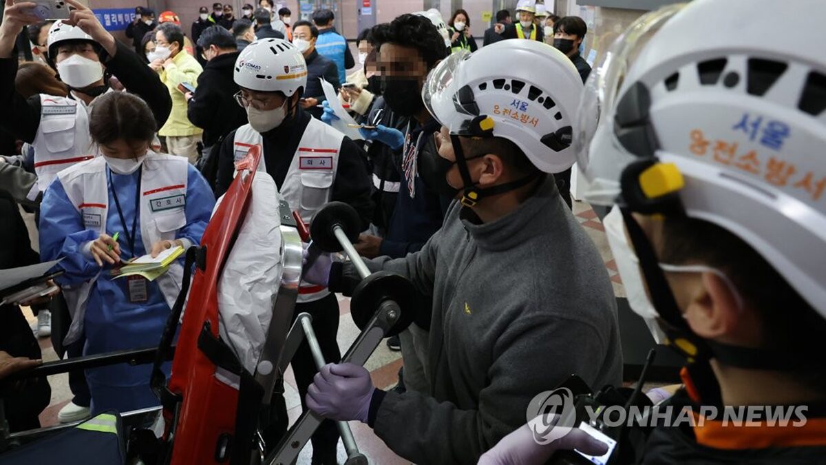 A train derails in Seoul, South Korea, injuring 30 passengers.