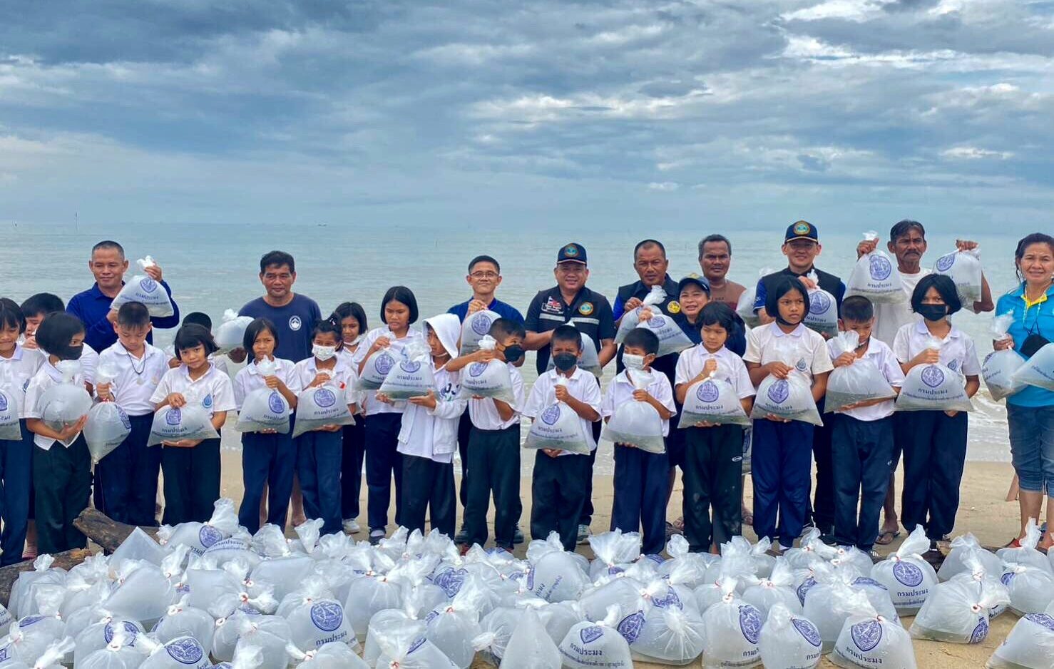 ศรชล.ภาค2-ธนาคารปูม้า บ้านหาดสมบูรณ์ จัดกิจกรรมปล่อยลูกพันธุ์ปูม้าคืนสู่ทะเล