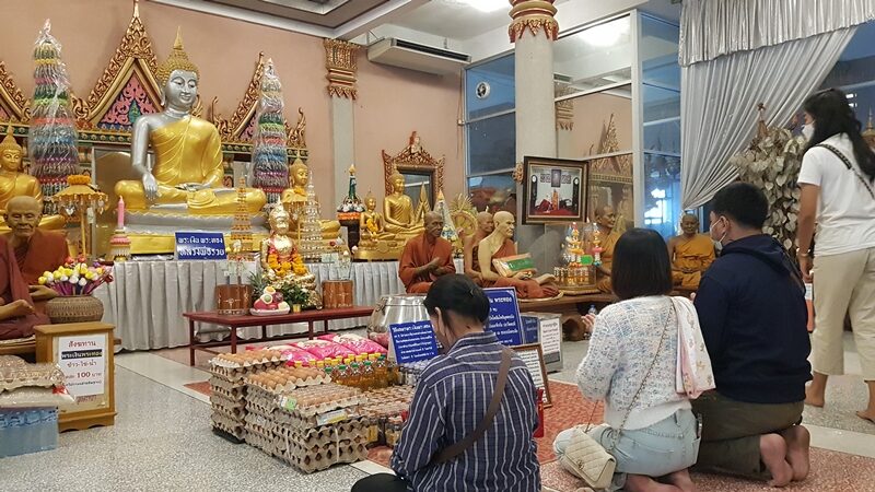 ฮือฮา ชาวนาสุพรรณ หอบเครื่องดื่มชูกำลัง 1,000 ขวด แก้บน หลวงพ่อรวย วัดดังนครปฐม หลังได้โชคใหญ่