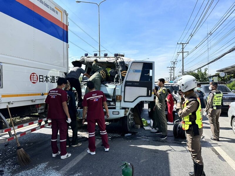 หนุ่มวัย 23 ปี ขับรถบรรทุกปูนผง เบรกแตก พุ่งชนท้ายรถยนต์ 3 คันรวด บาดเจ็บติดในรถ บนถนนในพื้นที่ จ.ปทุมธานี