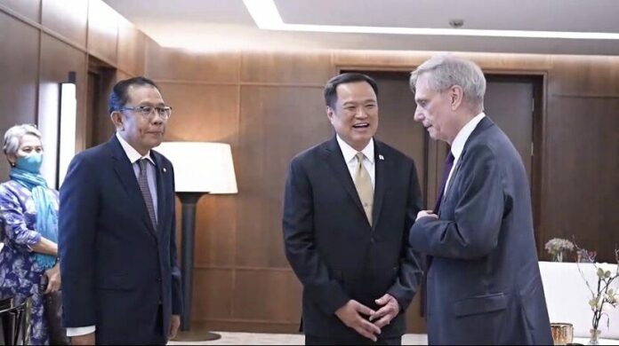 นายโรเบิร์ต เอฟ. โกเดค เอกอัครราชทูตสหรัฐอเมริกา ประจำประเทศไทย มาเยือนที่ทำการพรรคภูมิใจไทย