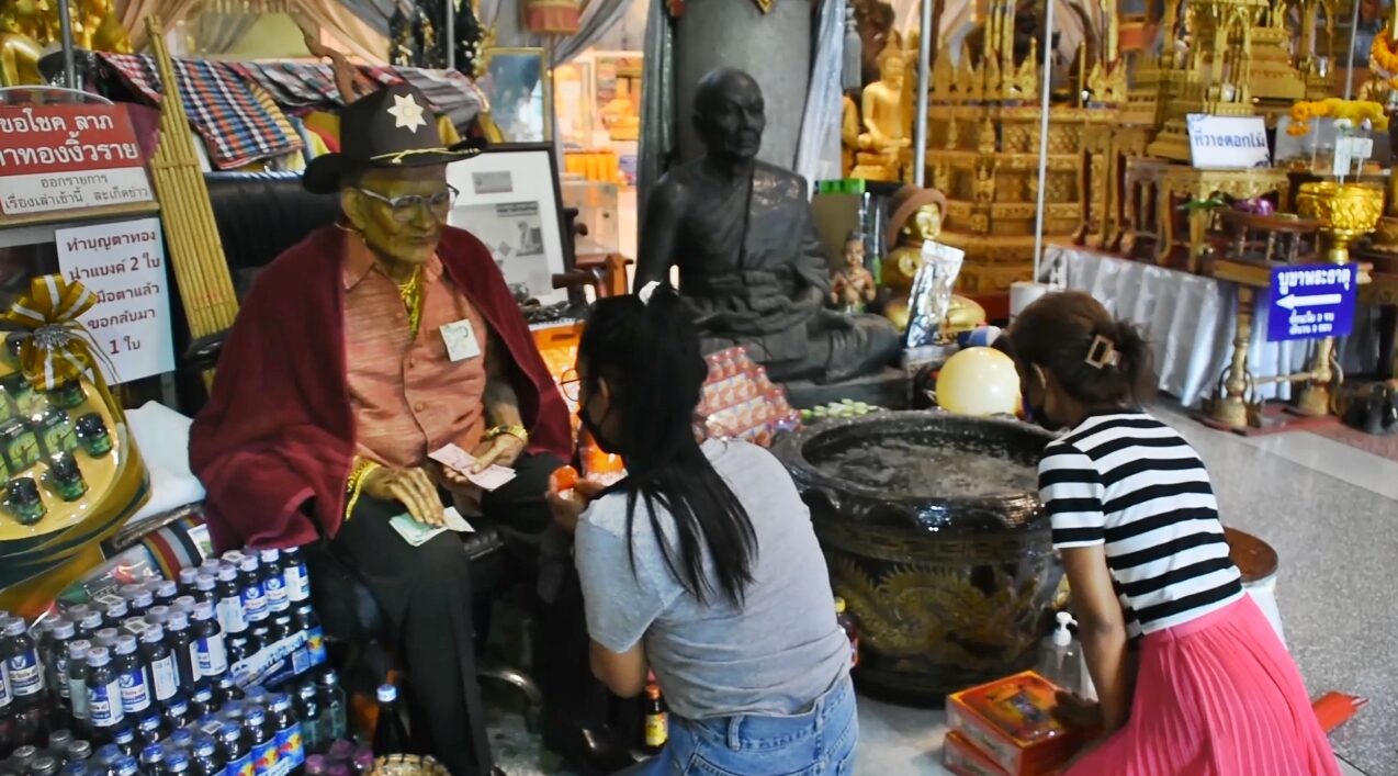 สาวชุมพร เฮขายที่ดินได้ มอบทองแก้บน วัดสว่างอารมณ์ ไม่พลาด ส่องเลขเด็ดอ่างน้ำมนต์