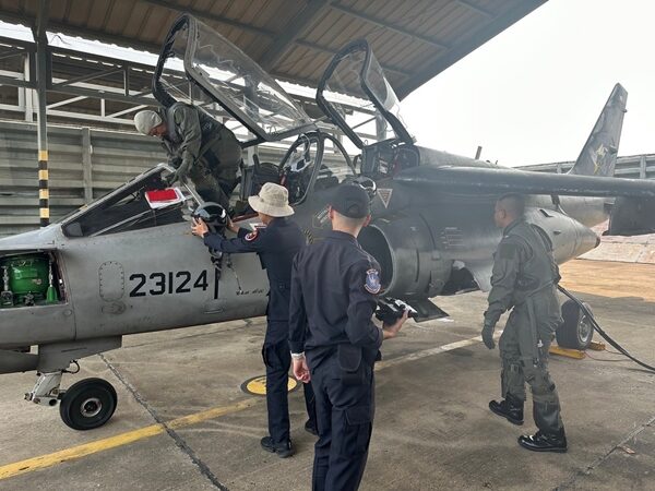 กองทัพอากาศ ร่วมกับ กรมฝนหลวง ส่ง Alpha Jet ยิงพลุซิลเวอร์ไอโอไดด์ ยับยั้งความรุนแรงของ พายุลูกเห็บ