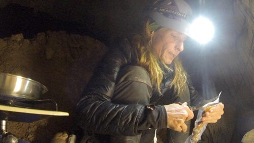 ไม่ติดต่อโลกภายนอก!! หญิงชาวสเปน อาศัยอยู่ในถ้ำนานที่สุด 500 วัน