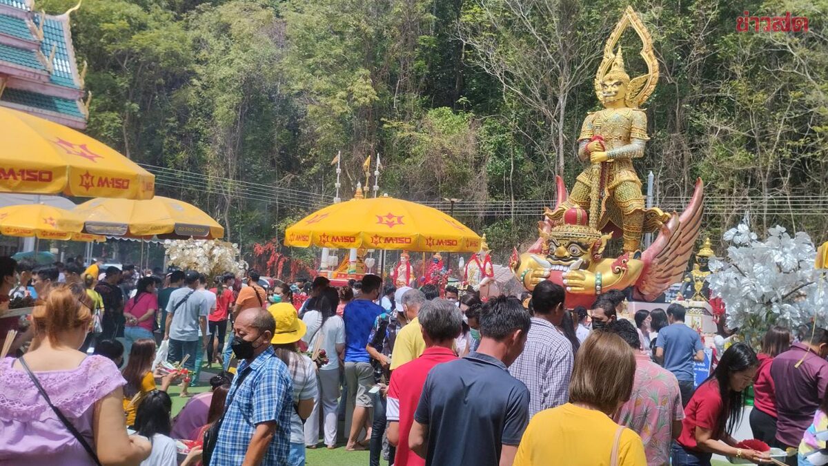 นับพันแห่ขอโชค ท้าวเวสสุวรรณ วัดดังชลบุรี หลังมีคนถูกที่1 30ล้าน หลายงวดติด