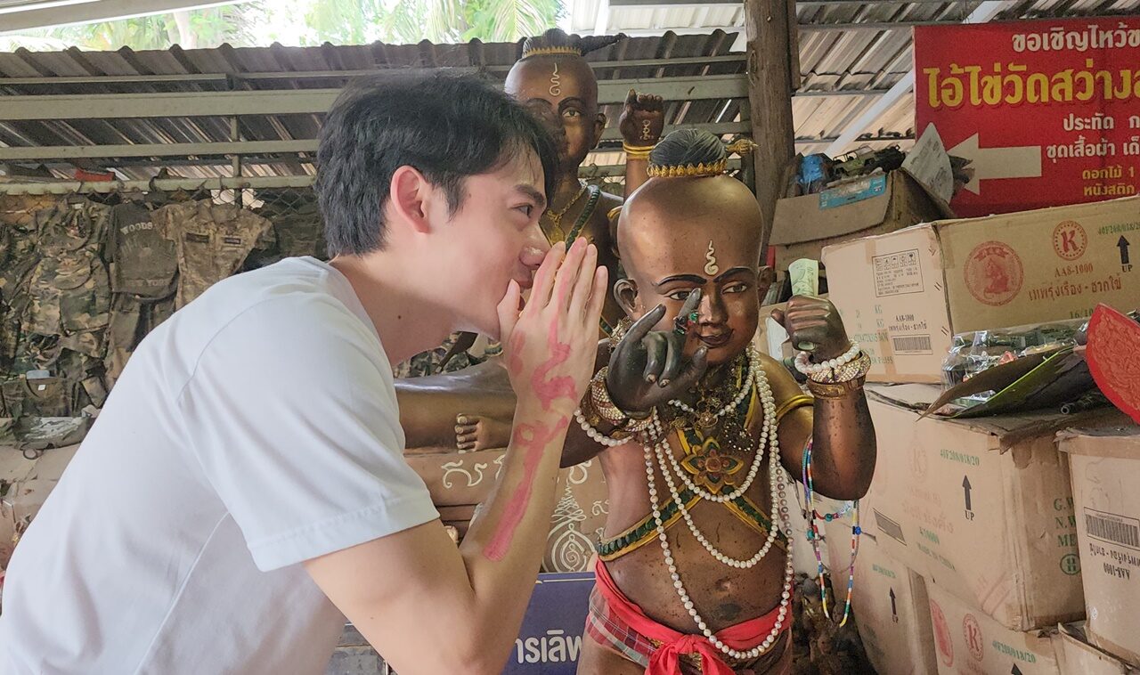 'บิว กิตติพัฒน์' นักแสดงดัง ไหว้พระขอพร ก่อนกระซิบขอโชค 'น้องเก้า' ไม่ผิดหวังได้เลขเด็ด