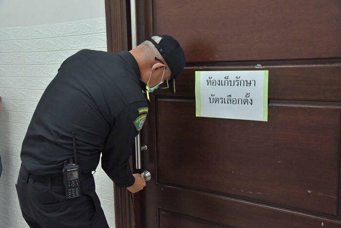 กทม. โวลั่น ห้องเก็บหีบบัตรเลือกตั้งปลอดภัย แนะพกปากกามาเอง ป้องกันโควิด