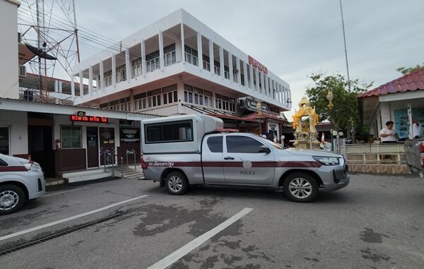 ตำรวจ สภ.เมืองนครปฐม จัดกำลังเตรียมนำตัว ตำรวจ 6 นาย ส่งศาลฝากขัง คดี สารวัตรแบงค์ ถูกยิงเสียชีวิตที่บ้านกำนันนก