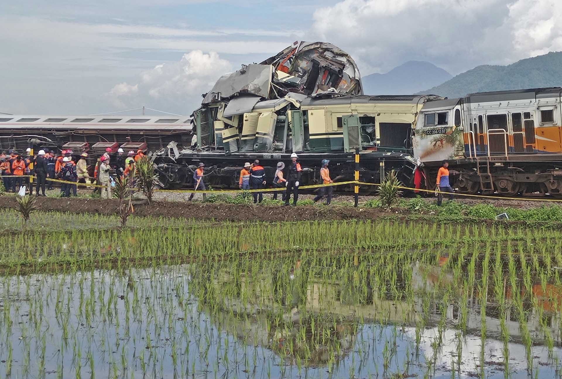 รถไฟด่วน “ชนยับ” รถไฟโดยสาร-แล่นไถลตกราง อินโดฯ สลดดับ-บาดเจ็บอื้อ