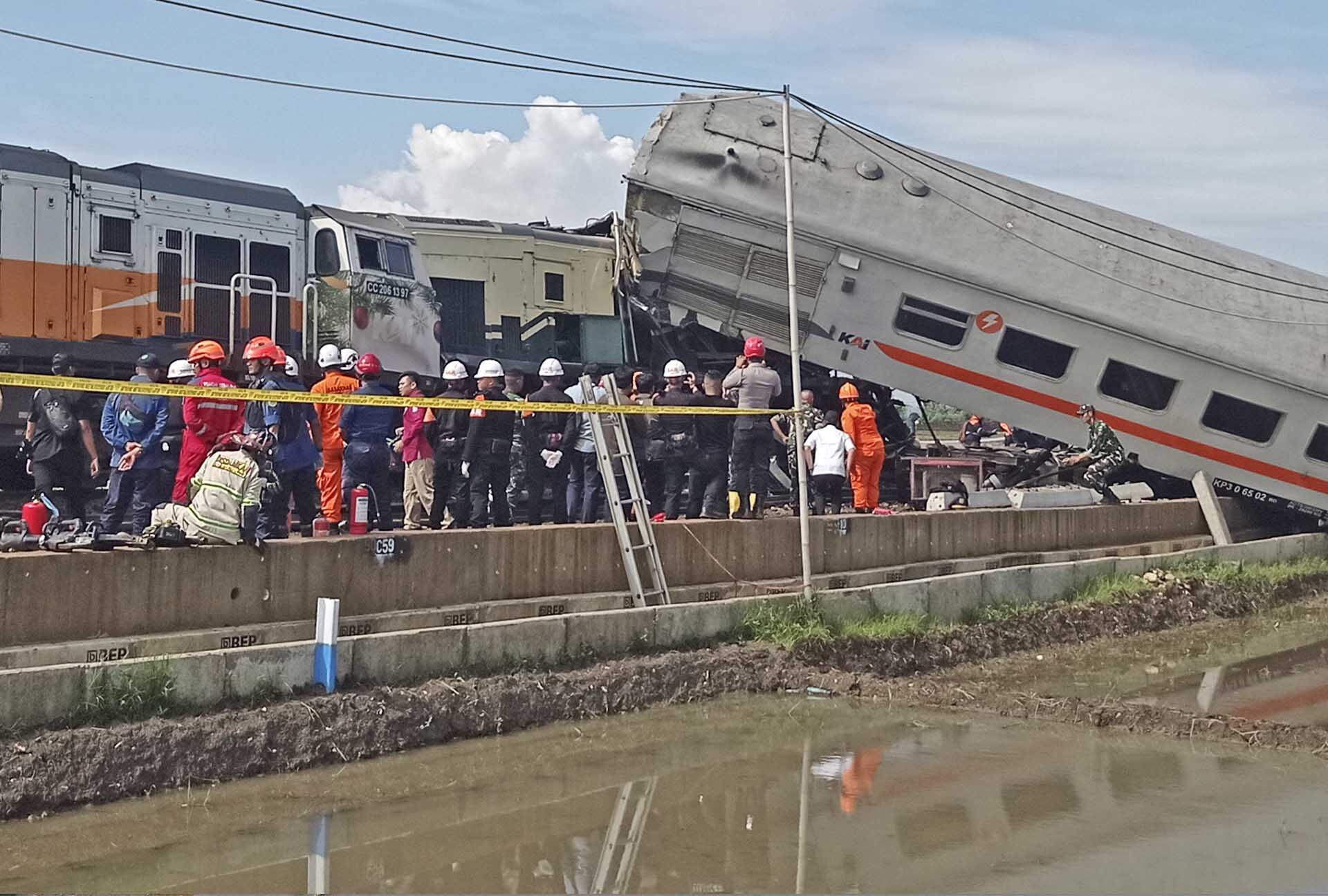 รถไฟด่วน “ชนยับ” รถไฟโดยสาร-แล่นไถลตกราง อินโดฯ สลดดับ-บาดเจ็บอื้อ