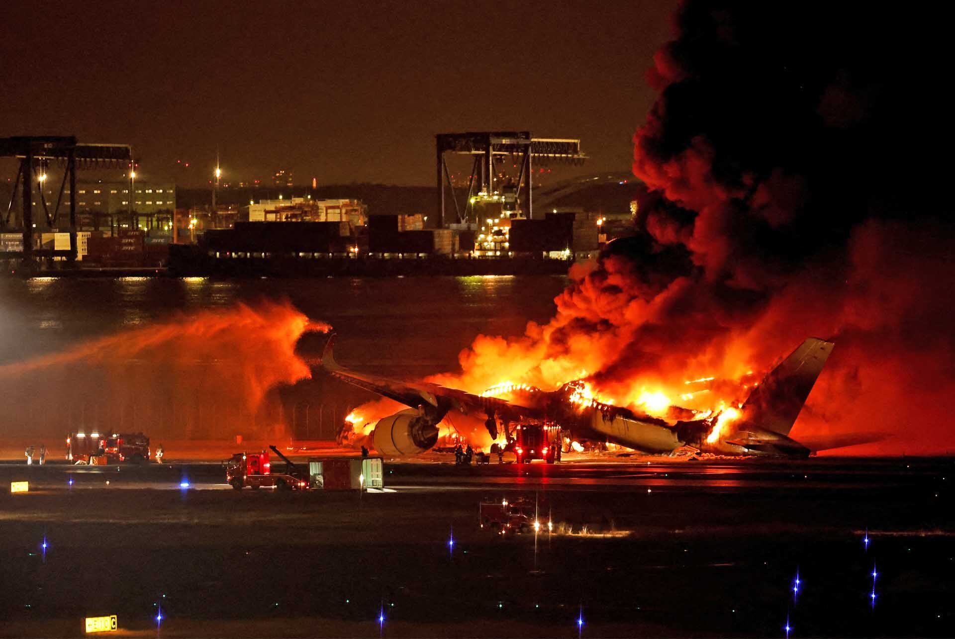 ภาพชุดสุดระทึก! เที่ยวบิน JAL “ชนไฟลุกไหม้” เพลิงเผาวอด-ลูกเรือผู้โดยสารรอด