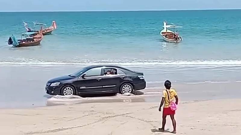 รู้ตัวแล้ว! คนขับเก๋งลงหาดกมลาพบตร. อ้างไม่รู้คิดว่าขับลงไปได้ อยากให้ลูกดูทะเลใกล้ 