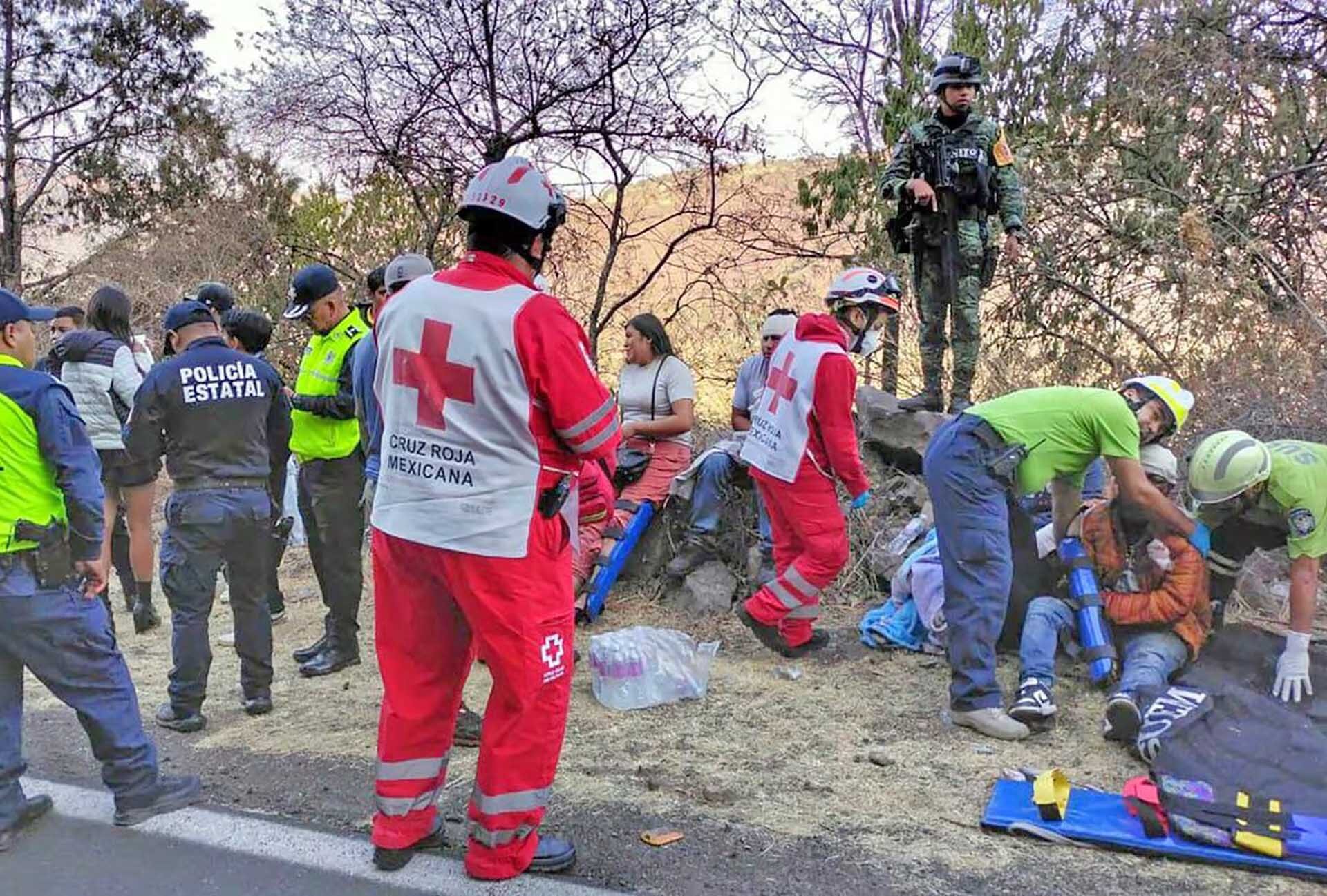 บัสเสียหลักพลิกคว่ำ “คร่า 14 ศพ” บาดเจ็บกว่า 30 ราย เม็กซิโกเร่งล่าคนขับรถหนี