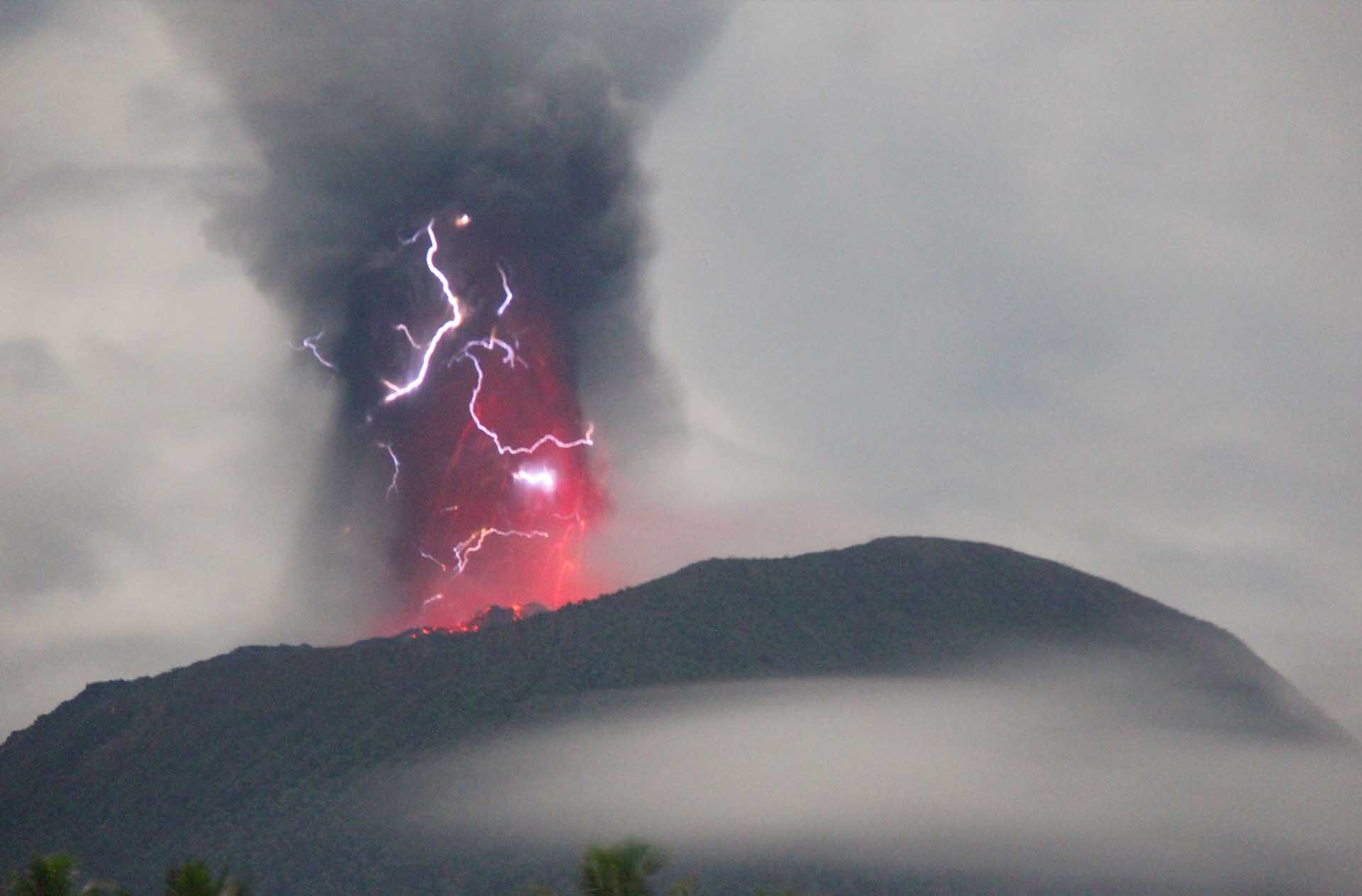 ระทึก “ภูเขาไฟอีบู” ระเบิดอีก-พ่นเถ้าถ่านสูง 7 กิโลเมตร ตั้งแต่ต้นปีปะทุครั้งที่ 100