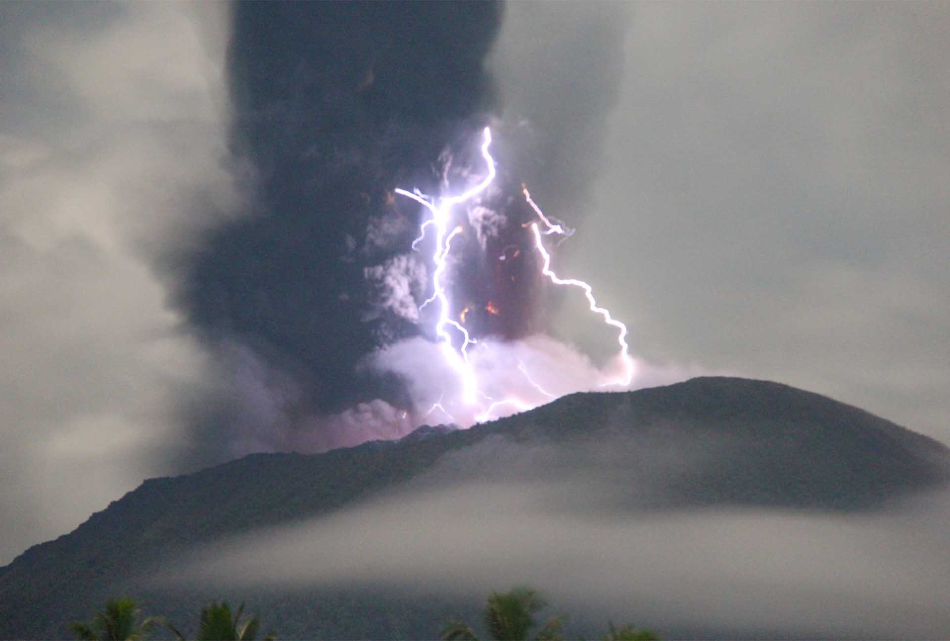 ระทึก “ภูเขาไฟอีบู” ระเบิดอีก-พ่นเถ้าถ่านสูง 7 กิโลเมตร ตั้งแต่ต้นปีปะทุครั้งที่ 100