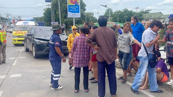 สุดสลด หนุ่มขับครอส กลับจากต่างจังหวัด พุ่งชนยายวัย 72 ปี ข้ามทางม้าลาย เสียชีวิต เผย เป็นญาติสนิท ส.อบต. ครอบครัวร่ำไห้กอดศพกลางถนน