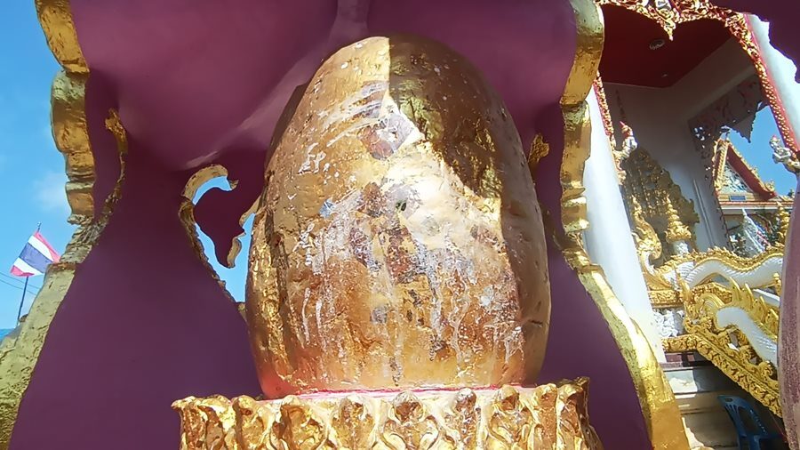 ลูกนิมิตโบราณ ลักษณะคล้ายไข่ เก่าแก่อายุเกือบ 130 ปี เจ้าอาวาสเล่าที่มา