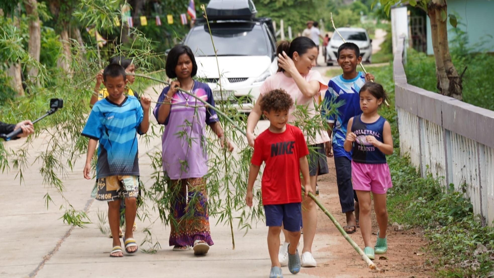 กาย-ฮารุ พา 3 ยอดกุมาร ไปใช้ชีวิตร่วมกับแก๊ง “เด็กเซาะกราว”