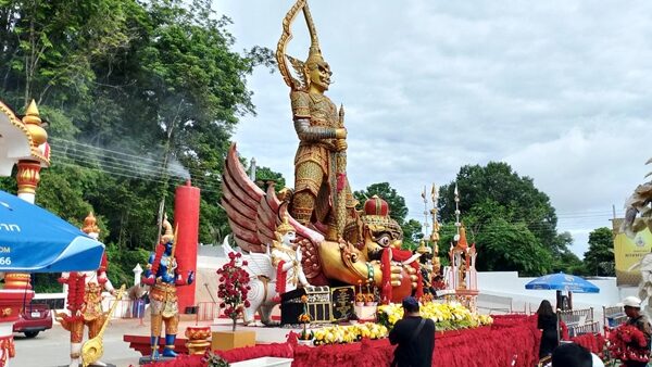 วันหยุดยาว แห่กราบไหว้ขอพร ท้าวเวสสุวรรณ ทรงราหู(ท่านทองล้น) วัดดังชลบุรี หลังมีคนได้โชค ถูกรางวัลที่ 1 บ่อยมาก เผยที่มาเลขเด็ด