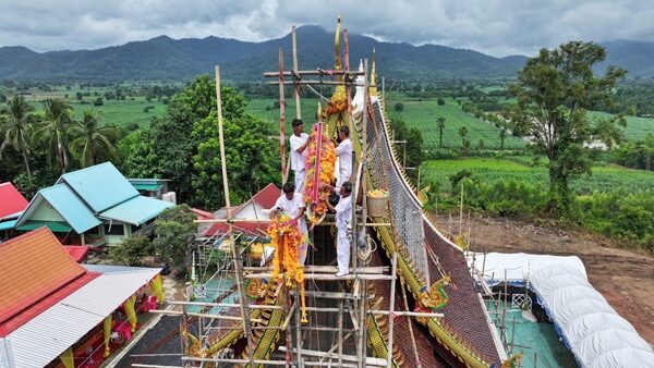 ชาวบ้านนับพันคน แห่ร่วมพิธี ยกช่อฟ้าเอกอุโบสถ นางรำ 200 คน รำถวายขอโชคพญานาคราชวังบาดาล สิ้นเสียงประทัดหมื่นนัด แห่ส่องเลขเด็ด 3 ตัว 2 ตัว