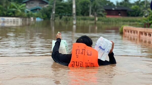 สถานการณ์ล่าสุด น่าน วิกฤตหนัก น้ำท่วม ขยายวงกว้าง 10 อำเภอ บ้านกว่า 1,000 หลังโดนเต็ม ๆ น้ำมิดหลังคา ทะลักเข้าเขตเศรษฐกิจ หวั่นซ้ำรอยปี 54