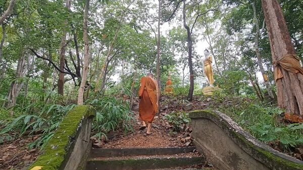 เฮี้ยน สมคำร่ำลือ มือผีโผล่จากดิน โอบรัดพระธุดงค์ปักกลดในวัดร้างกลางป่าสุโขทัย เผยเรื่องหลอนสารพัดที่จะเจอ ด้าน พระอาจารย์ เผย บางรายอยู่ไม่ได้