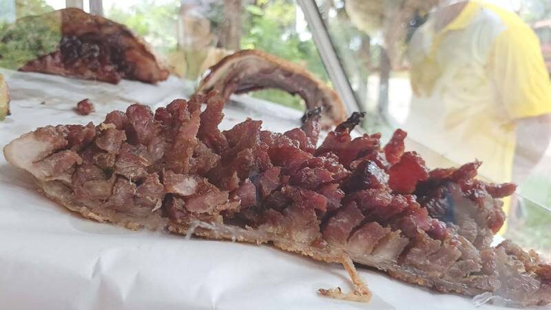 โวยหมูย่างเมืองตรัง ซื้อครึ่งโลได้4ขีด จนท.บุกร้านเจอจังๆ พบรองกระดาษหลายชั้น