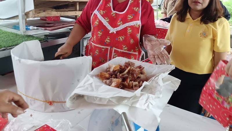 โวยหมูย่างเมืองตรัง ซื้อครึ่งโลได้4ขีด จนท.บุกร้านเจอจังๆ พบรองกระดาษหลายชั้น