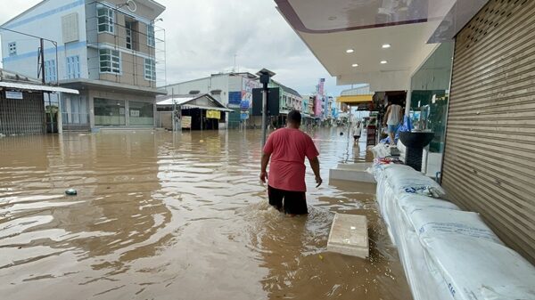 หนองคาย ไม่รอดแล้ว น้ำโขงทะลักท่วมใจกลางเมืองย่านเศรษฐกิจแล้ว ฝนตกหนักทั้งวันทั้งคืน บางจุดน้ำท่วมสูงเกือบ 2 เมตร ประชาชนแห่ขนของหนี กั้นกระสอบทราย