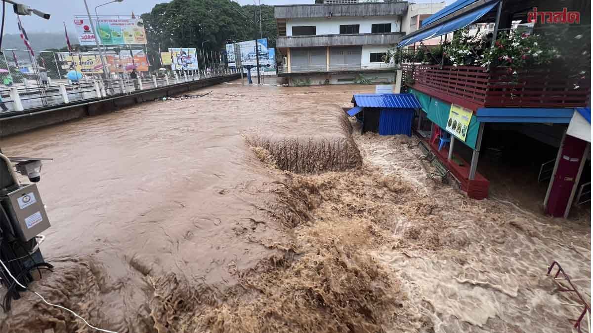 ฝนตกทั้งวันทั้งคืน เจอฤทธิ์พายุยางิ แม่สายท่วมหนัก จมตลาดดัง น้ำสูงถึงเอวแล้ว