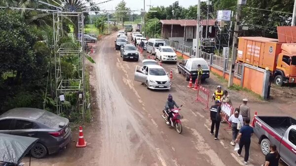 ประชาชนทยอยเดินทางเตรียมร่วมพิธีพระราชทานเพลิงศพ 23 ผู้เสียชีวิตเหตุ ไฟไหม้รถบัสทัศนศึกษา เผยกำหนดการช่วงเช้า เจ้าหน้าที่อำนวยความสะดวก