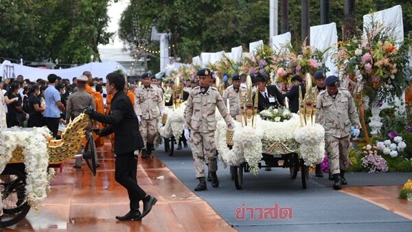 เสียงร่ำไห้ระงม พิธีพระราชทานเพลิงศพ 23 ครู-นักเรียน รถบัสทัศนศึกษาไฟไหม้ ครอบครัวกอดรูป-สิ่งของ เป็นลมล้มทั้งยืน ท่ามกลางฝนตกลงมาต่อเนื่อง