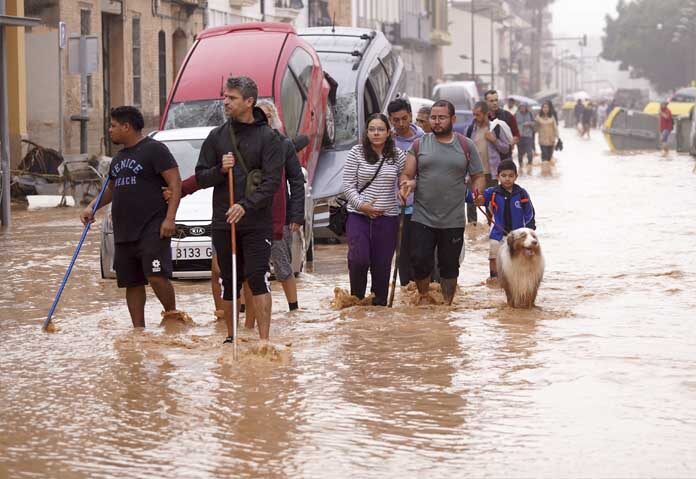 ฝนถล่มสเปน “น้ำท่วมเลวร้ายที่สุด” ในรอบ 51 ปี สังเวยพุ่งร้อยศพ-ยังสูญหายอื้อ