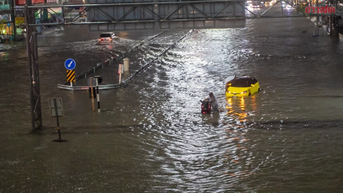 พัทยาอ่วม ฝนถล่มนานกว่า 1 ชั่วโมง น้ำท่วมขัง หลายจุดรถเล็กสัญจรไม่ได้ เจ้าหน้าที่เร่งเข้าช่วยเหลือ