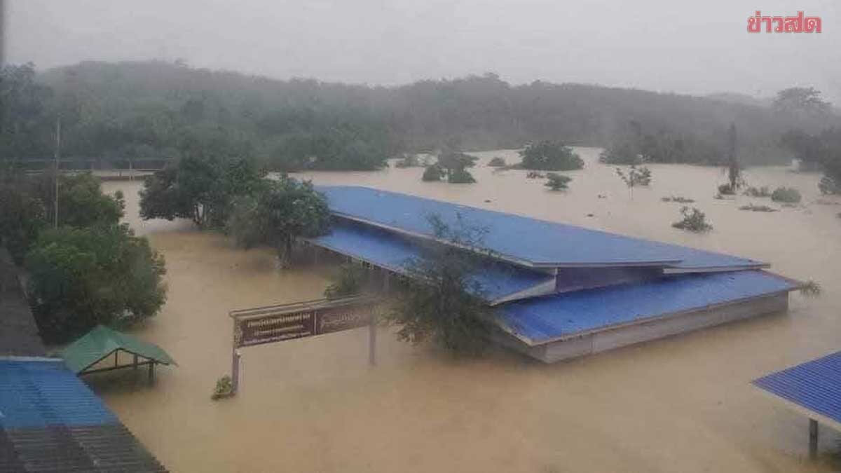 ยะลา ฝนยังตกไม่หยุด ล่าสุดช่วงเย็น น้ำท่วมสูงเกือบมิดหลังคาแล้ว