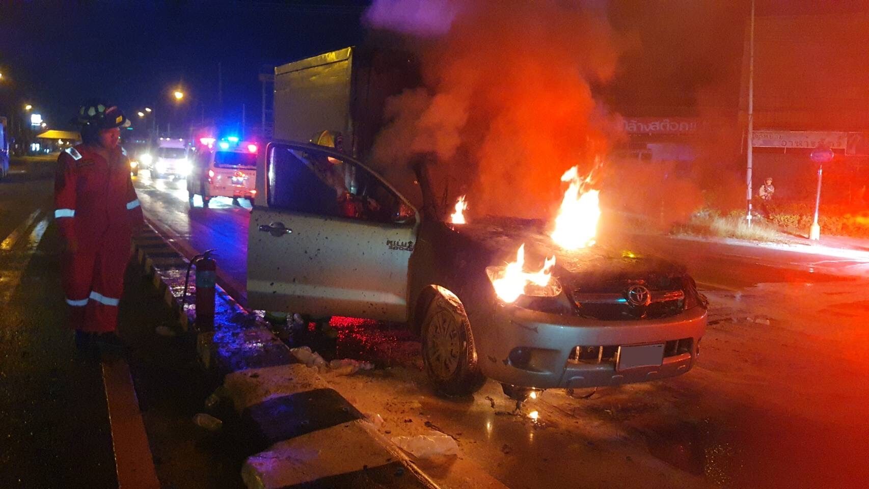 Pickup truck fire in Chon Buri ends without injury as driver escapes | News by Thaiger