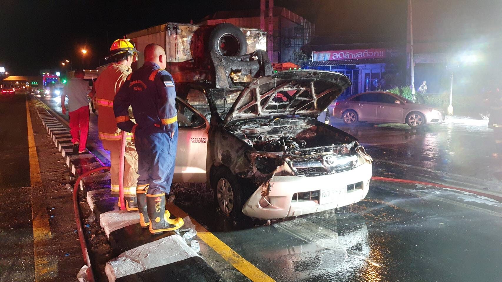 Pickup truck fire in Chon Buri ends without injury as driver escapes | News by Thaiger