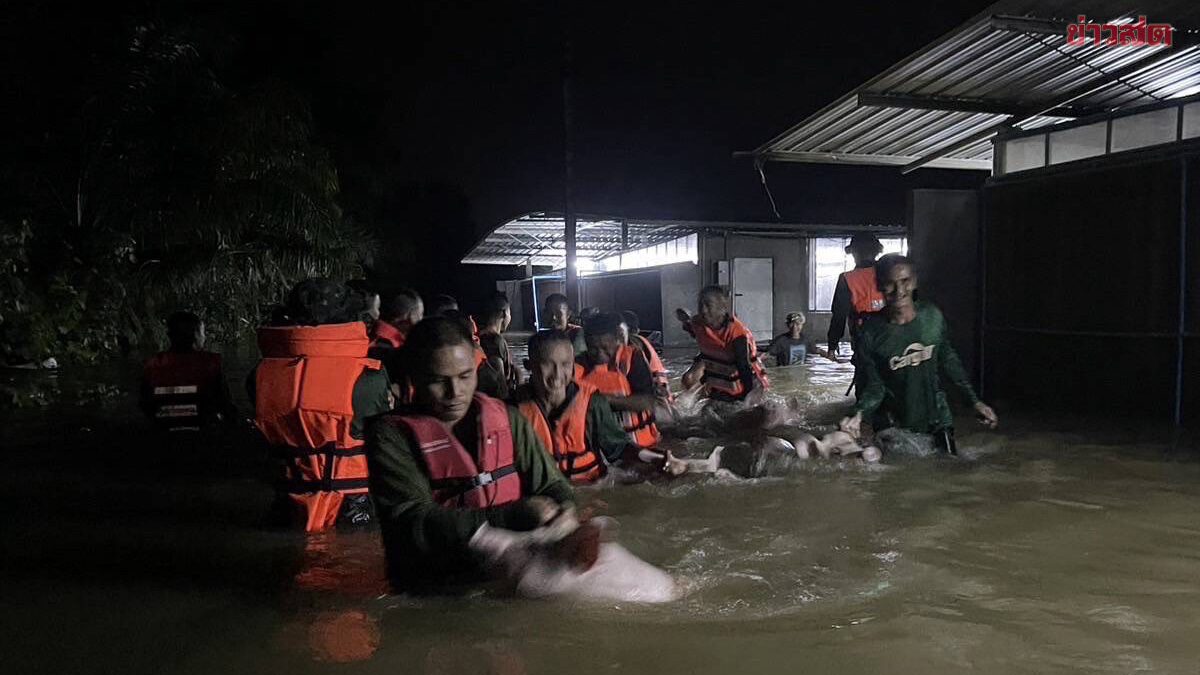 ทหารรบพิเศษ ฝ่ากระแสน้ำ ช่วยเด็กและผู้สูงอายุ ในน้ำท่วม อ.สิชล