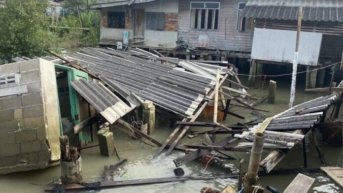 Surat Thani aids residents hit by high seas and strong winds | News by Thaiger