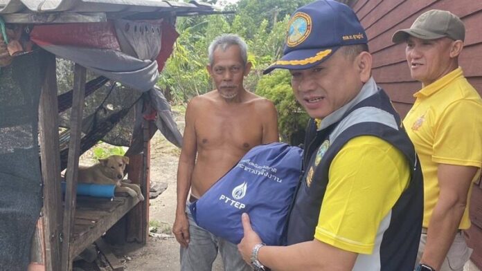 Surat Thani aids residents hit by high seas and strong winds | News by Thaiger