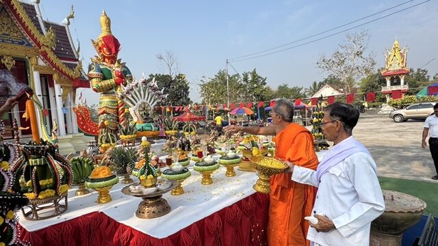 แห่ขอโชคเดือนแรกของปี พิธีบวงสรวง ท้าวเวสสุวรรณ วัดดังกำแพงเพชร เผย ก่อนสร้างเสร็จชาวบ้านฝันเห็นยักษ์มาเดินรอบวัด ฮือฮา เลขเด็ด 5 ตัว