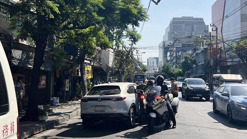 Elderly driver crashes Honda HR-V into pole in Bangkok | News by Thaiger